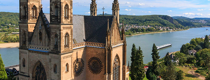 © Stadt Remagen (https://commons.wikimedia.org/wiki/File:2015-08-26_Bilder_Apollinariskirche_+_WeinbergIMG_4349.jpg), „2015-08-26 Bilder Apollinariskirche + WeinbergIMG 4349“, Zuschnitt, https://creativecommons.org/licenses/by-sa/4.0/legalcode 