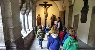 Kitakinder im Kreuzgang des Bonner Münsters