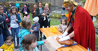 St. Martin verteilt Weckmann an Kinder